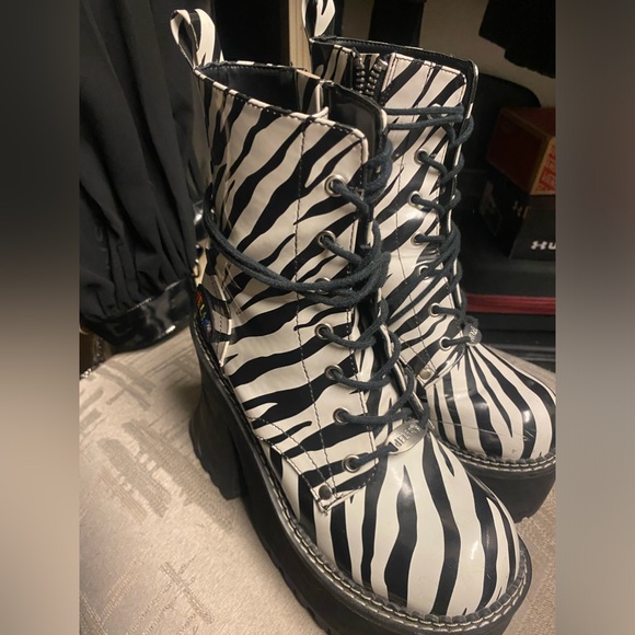 Zebra platform boots Delia’s dollskill - Picture 3 of 4